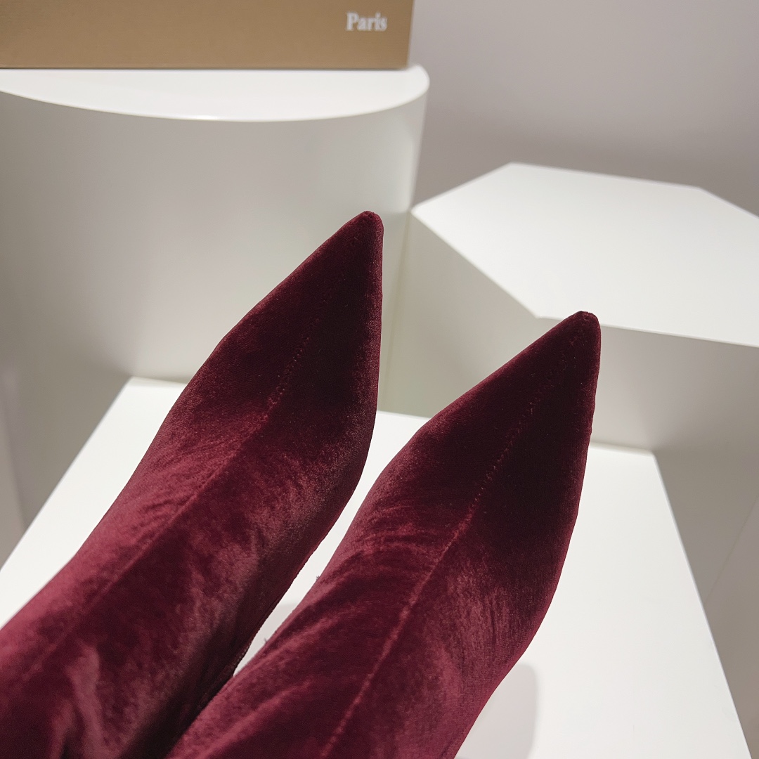 Christian Louboutin | 2023s?? CL Queen lipstick and high heels