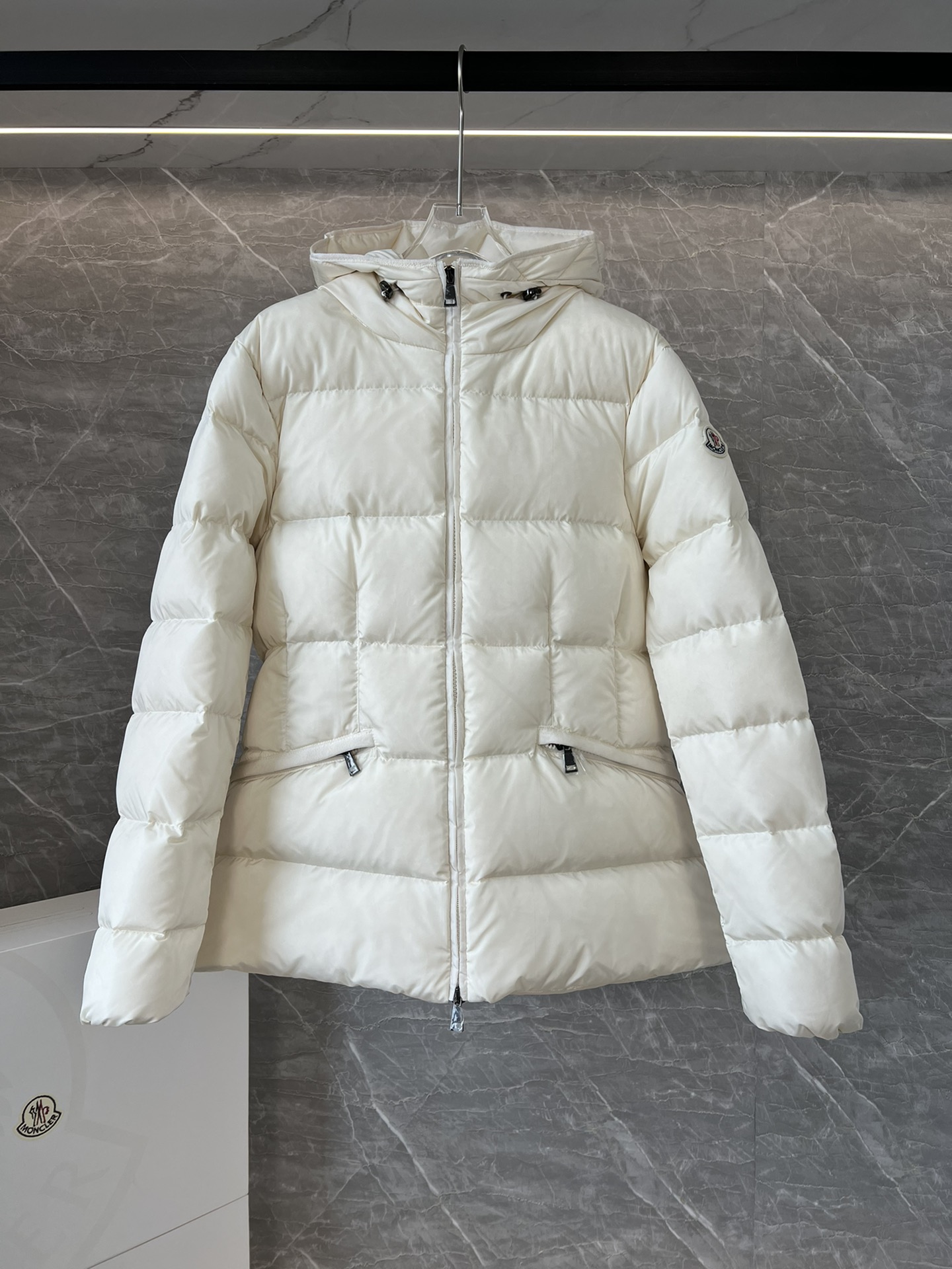 New down products ??Moncler Avoce short women's down jacket.