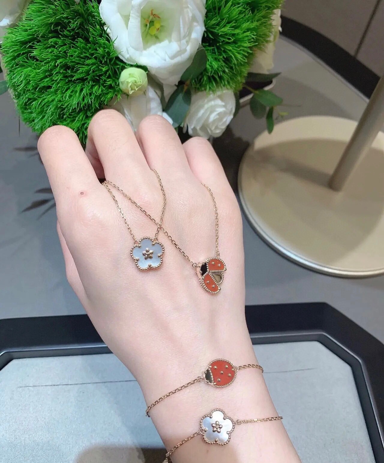 5 Van Cleef & Arpels VCA new plum blossom necklace ?? The necklace is out. The whole body is made of S925 sterling silver. High version with diamond buckle and logo ???vca necklace