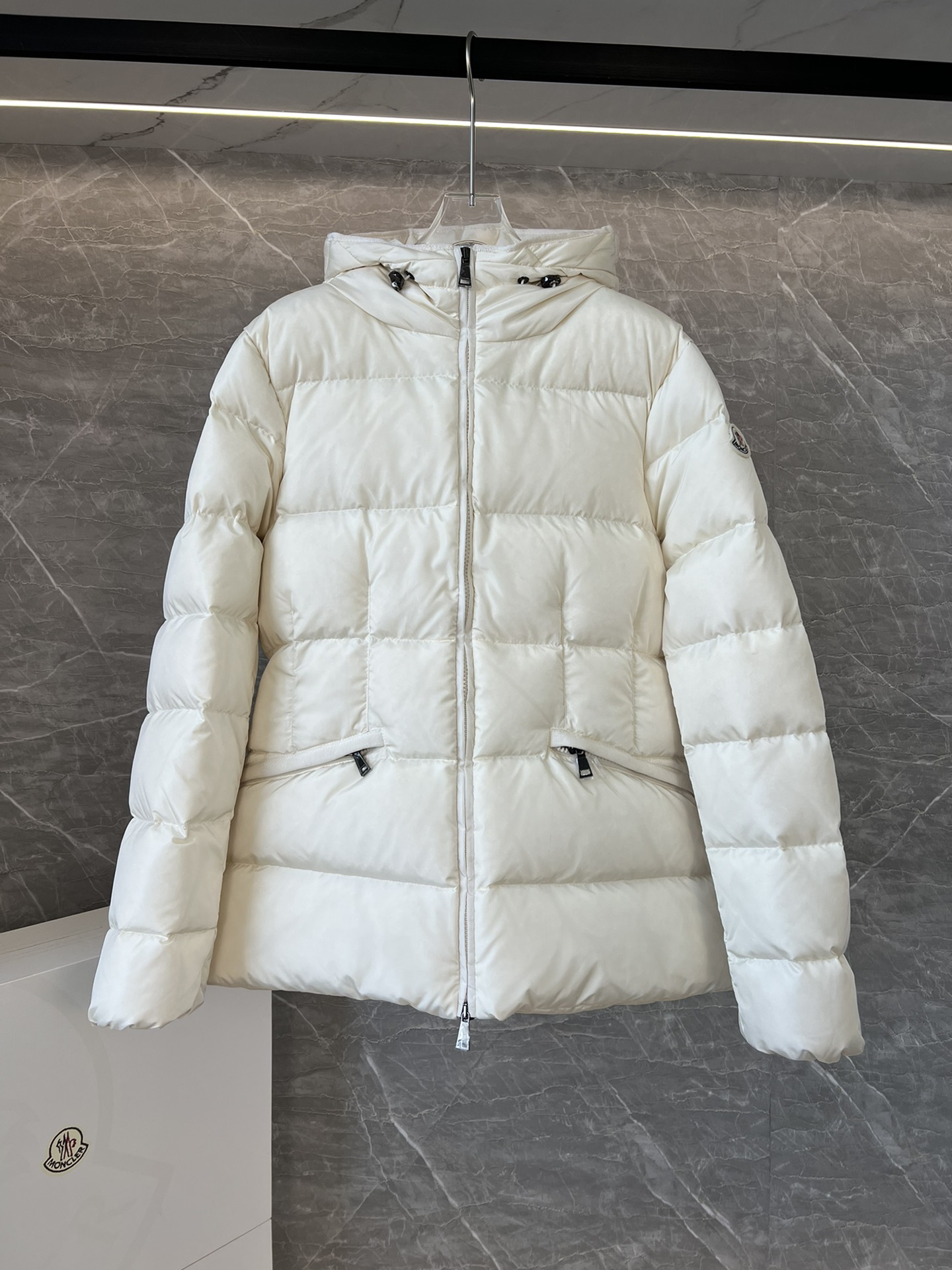 New down products ??Moncler Avoce short women's down jacket.