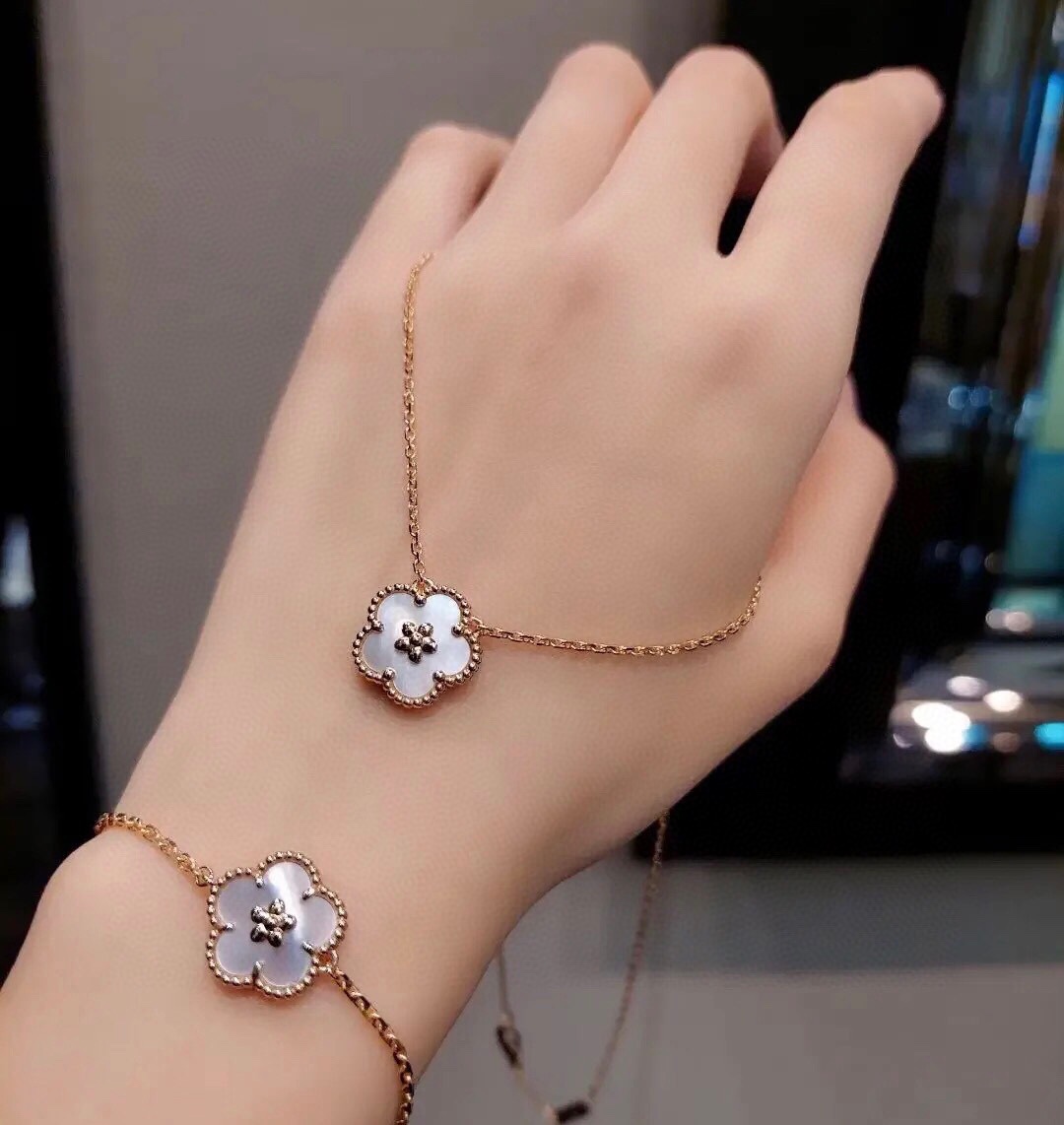 5 Van Cleef & Arpels VCA new plum blossom necklace ?? The necklace is out. The whole body is made of S925 sterling silver. High version with diamond buckle and logo ???vca necklace