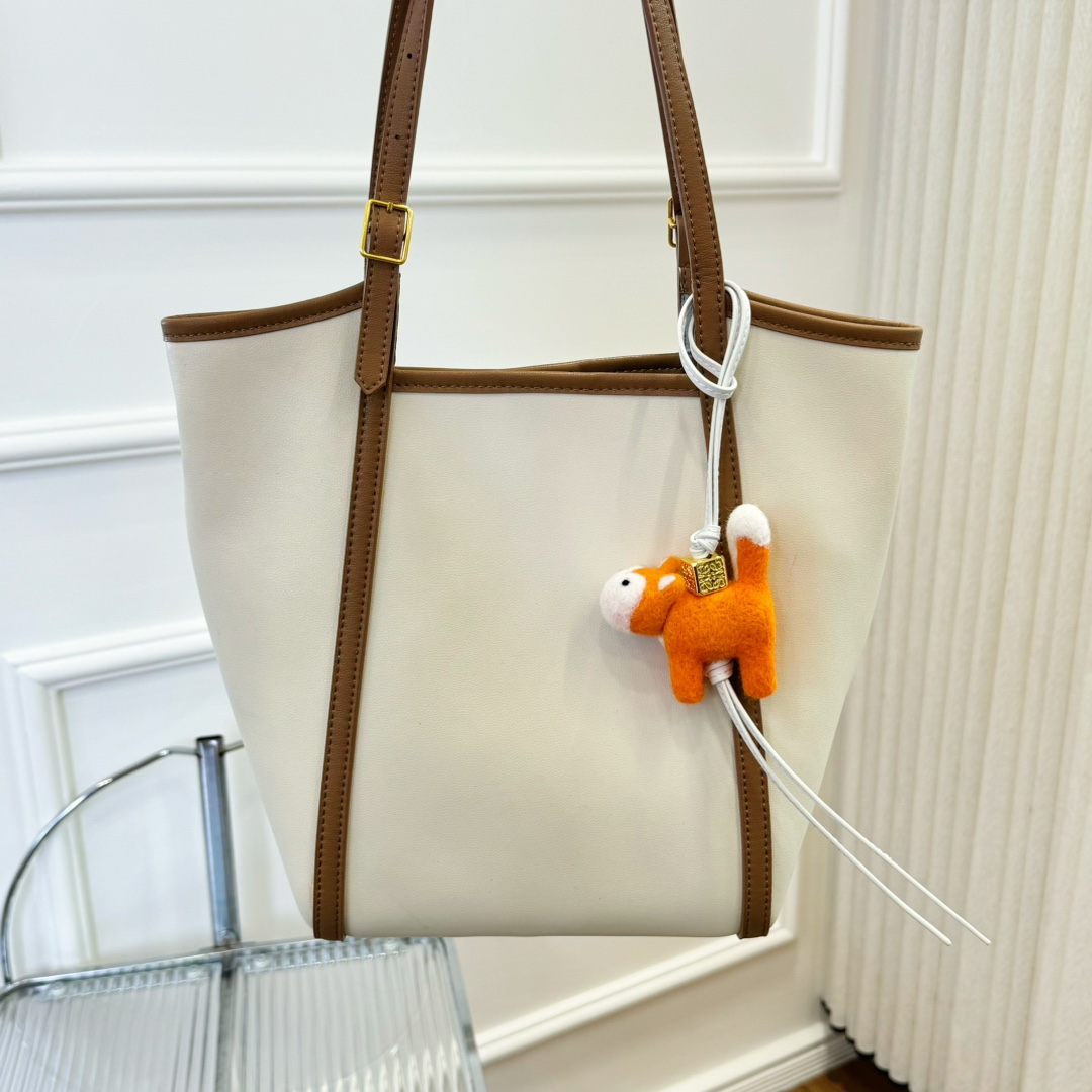 Loewe felt and cowhide little fox ?? pendant