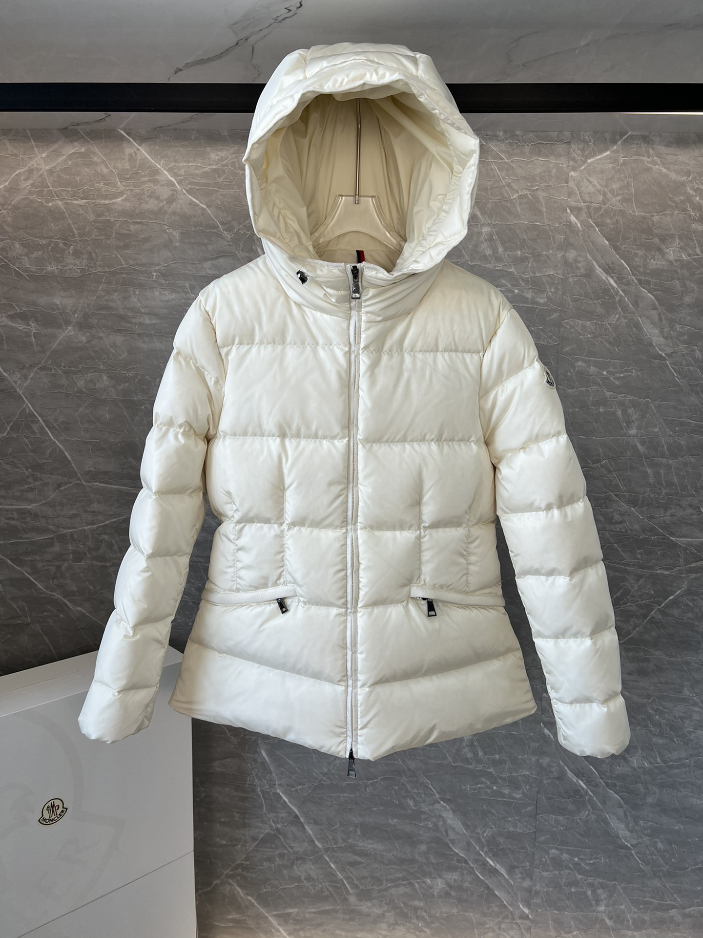 New down products ??Moncler Avoce short women's down jacket.
