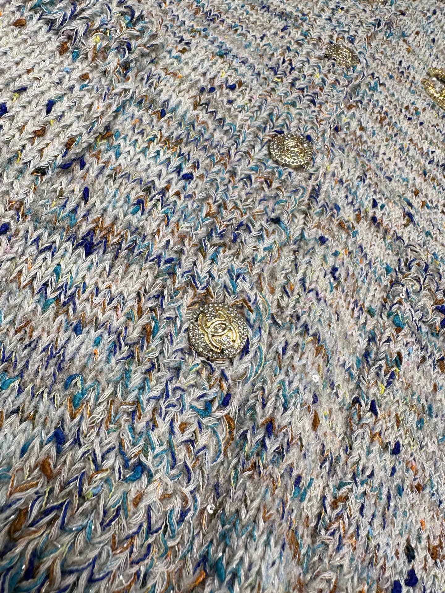 Chanel Xiaoxiang custom yarn custom buttons double pocket round neck long sleeves buttoned knitted sweater cardigan jacket with brooch