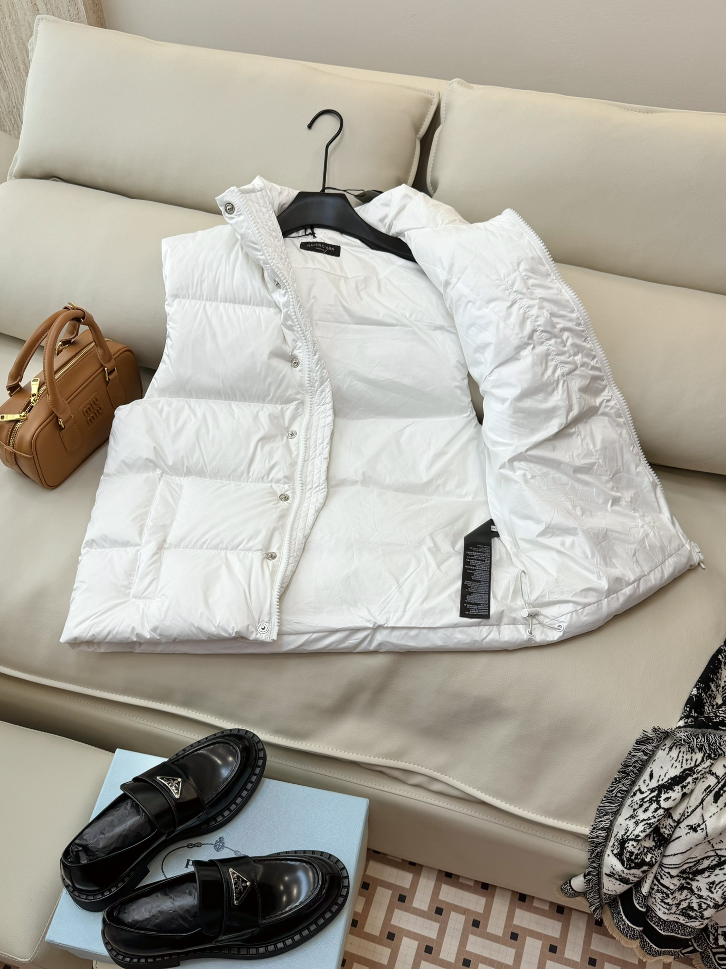 Balenciaga Paris Balenciaga Dragon Year Limited Edition Print 90% White Duck Down Vest Down Jacket White Black