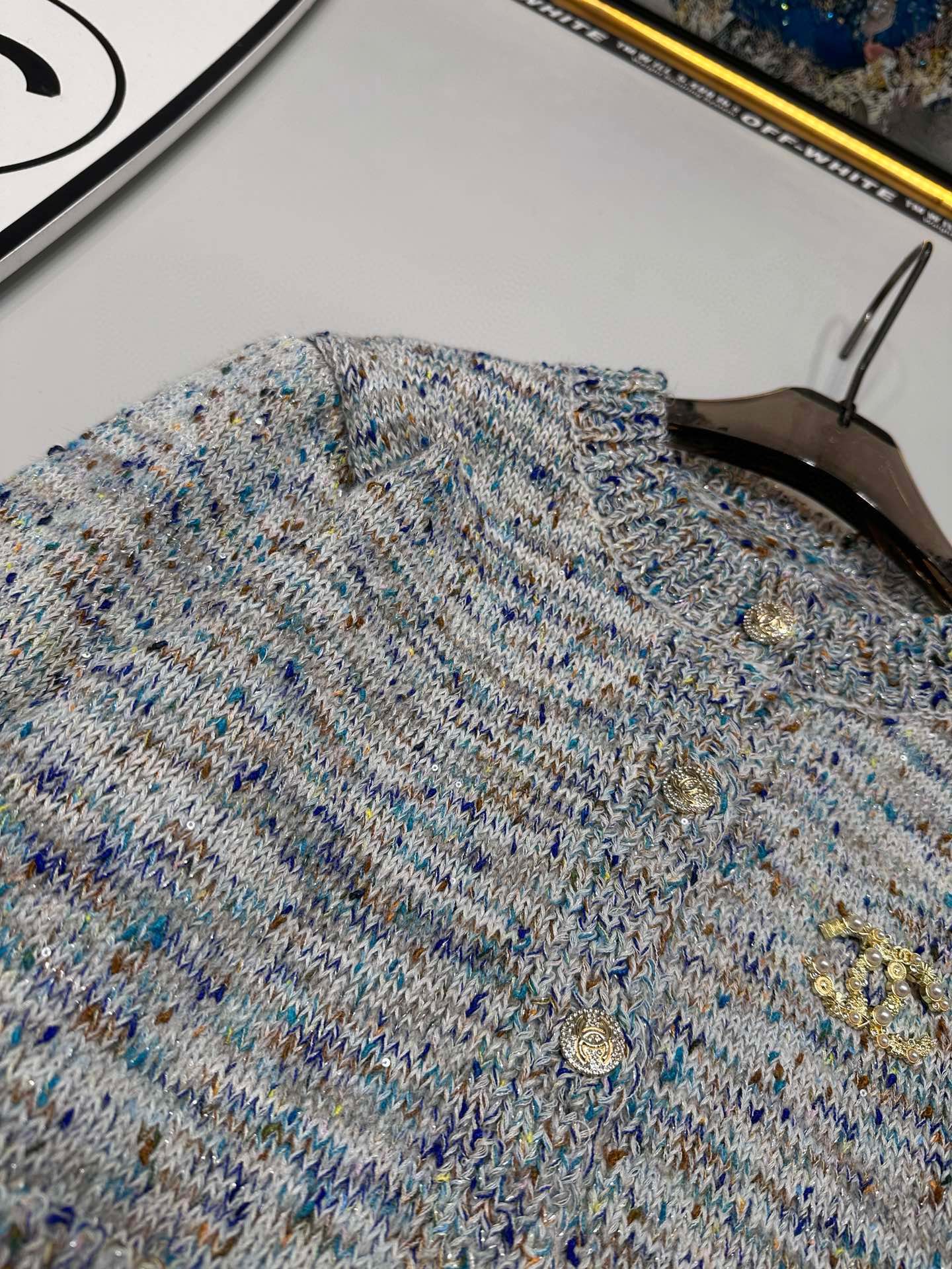 Chanel Xiaoxiang custom yarn custom buttons double pocket round neck long sleeves buttoned knitted sweater cardigan jacket with brooch