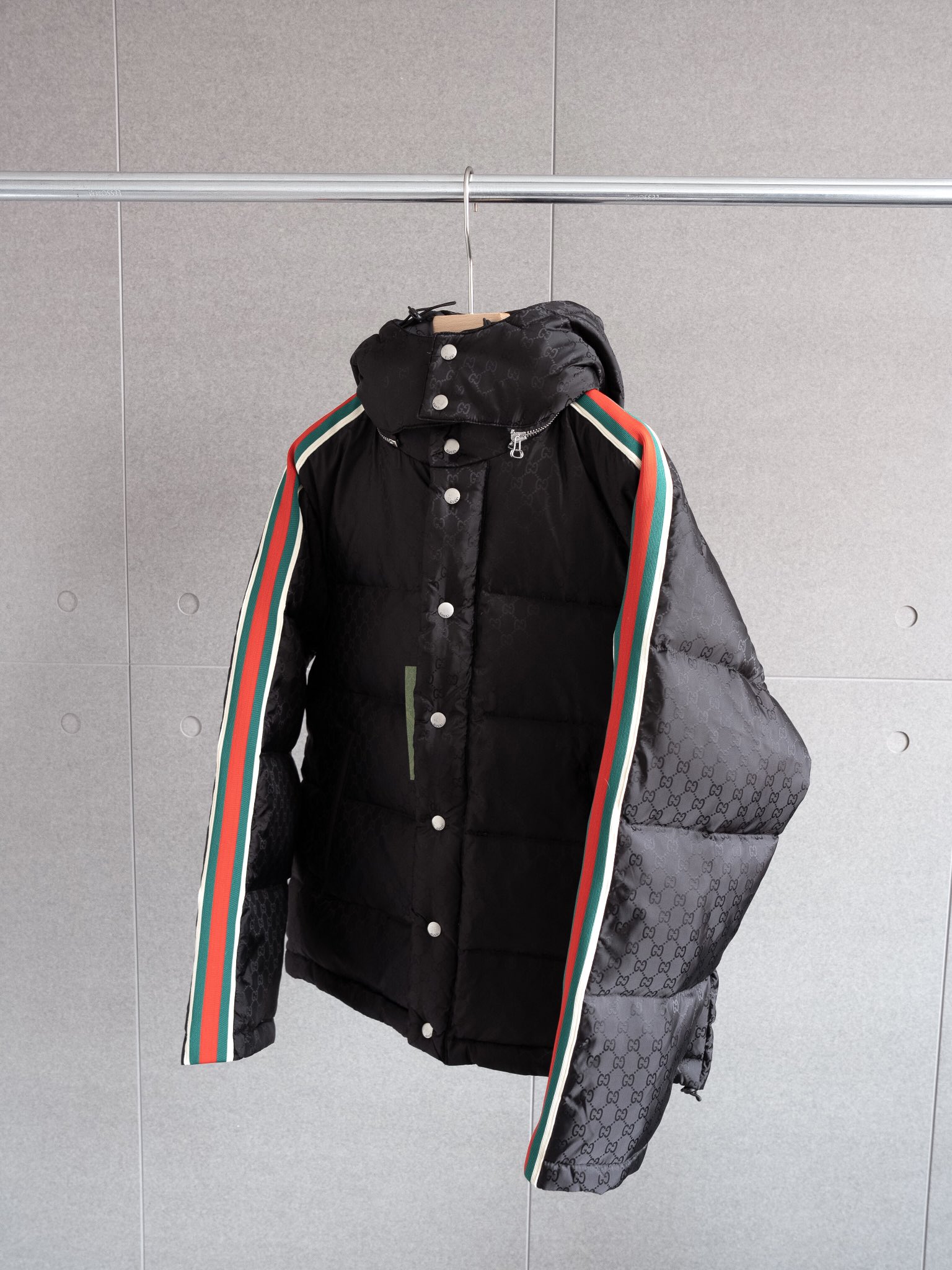cooling quality control new Gucci Gucci SS23 official website new full print dark pattern Jacquard red and green ribbon hooded down jacket