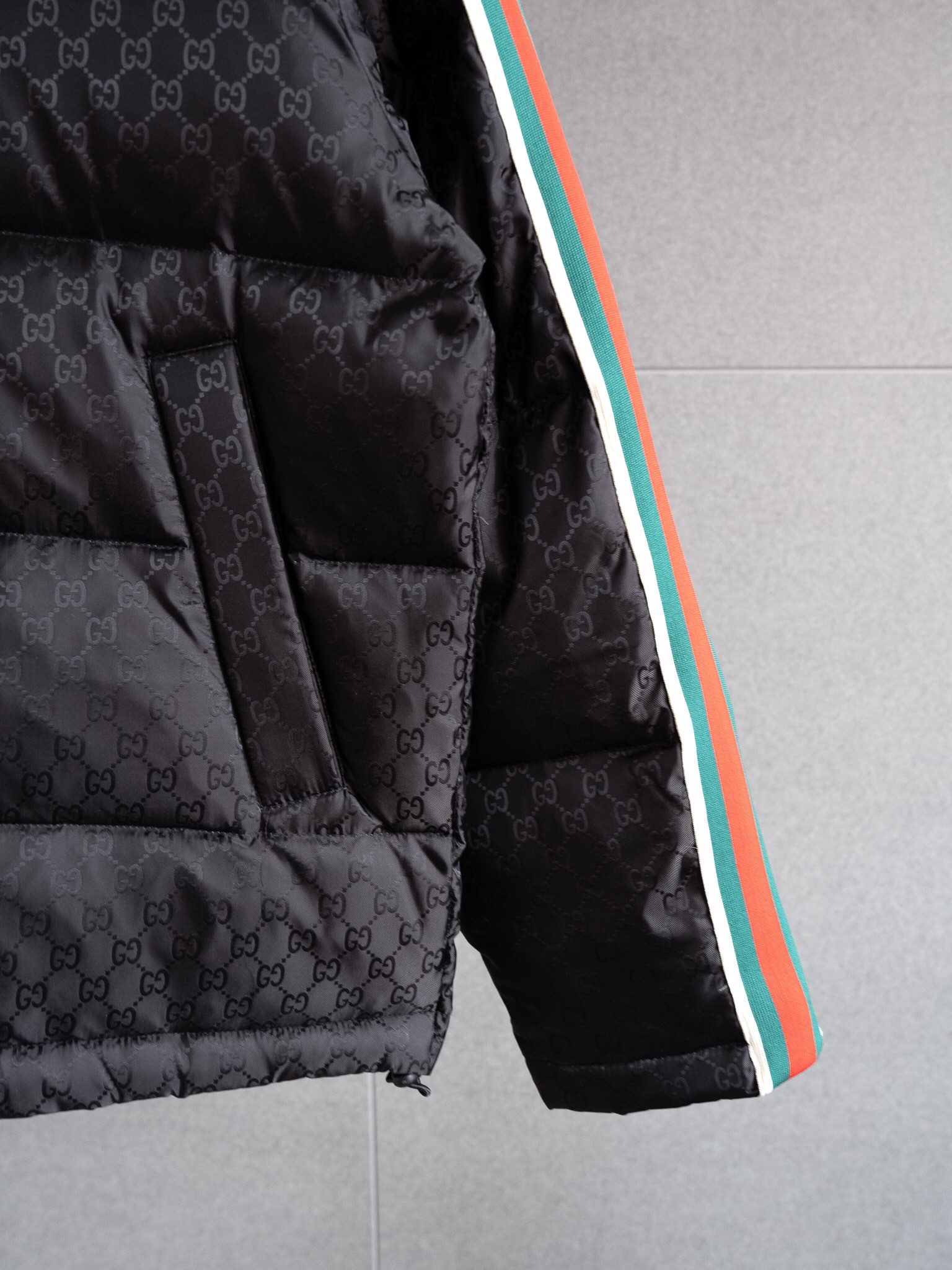 cooling quality control new Gucci Gucci SS23 official website new full print dark pattern Jacquard red and green ribbon hooded down jacket