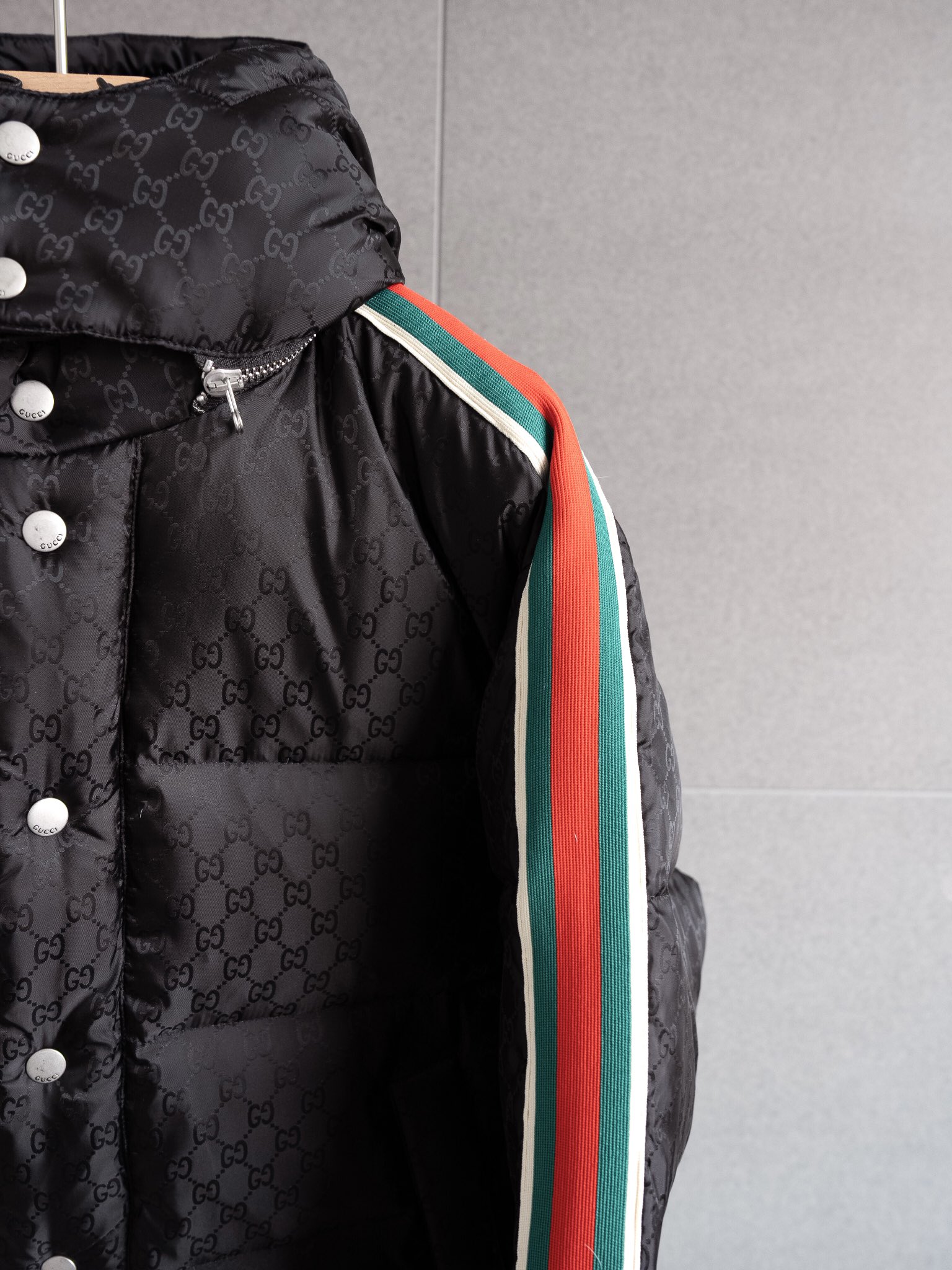 cooling quality control new Gucci Gucci SS23 official website new full print dark pattern Jacquard red and green ribbon hooded down jacket
