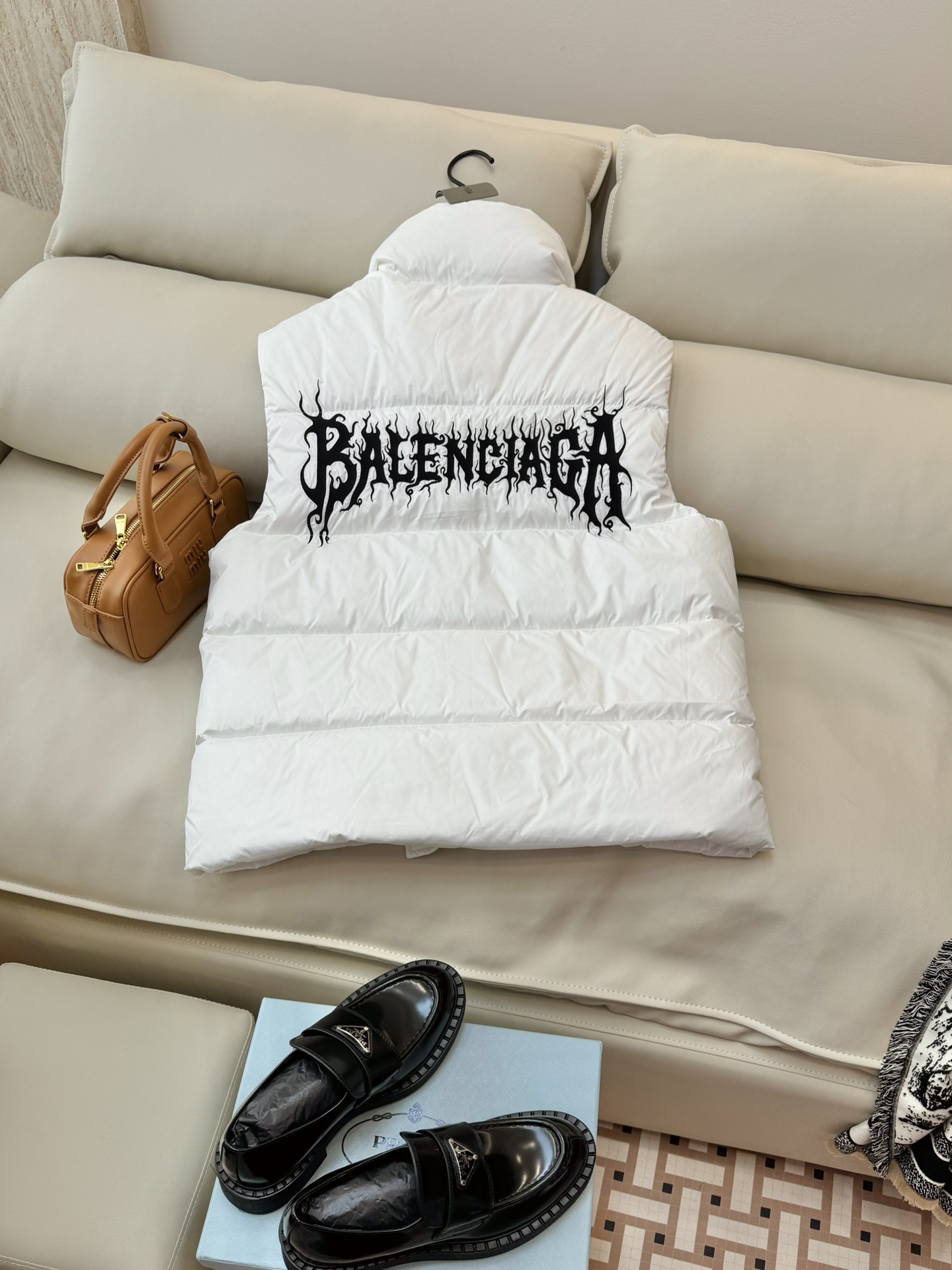 Balenciaga Paris Balenciaga Dragon Year Limited Edition Print 90% White Duck Down Vest Down Jacket White Black