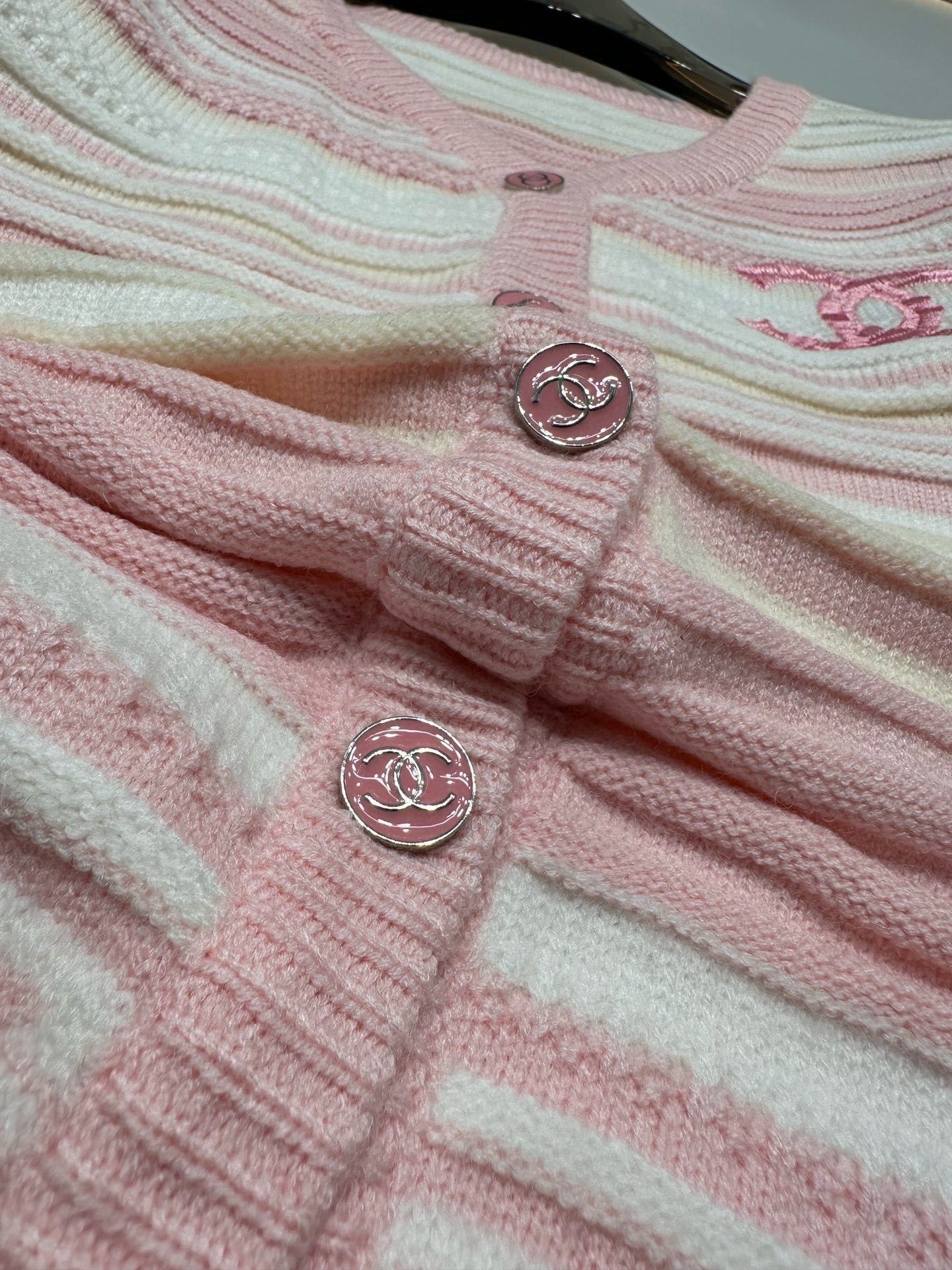 Chanel Xiaoxiang double C letter embroidery custom button striped V-neck long-sleeved buttoned knitted sweater cardigan jacket