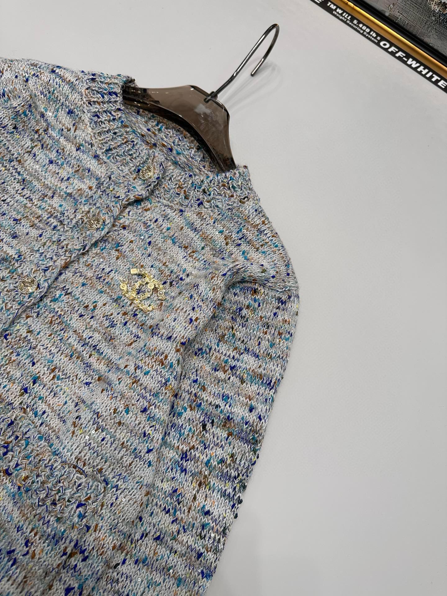 Chanel Xiaoxiang custom yarn custom buttons double pocket round neck long sleeves buttoned knitted sweater cardigan jacket with brooch