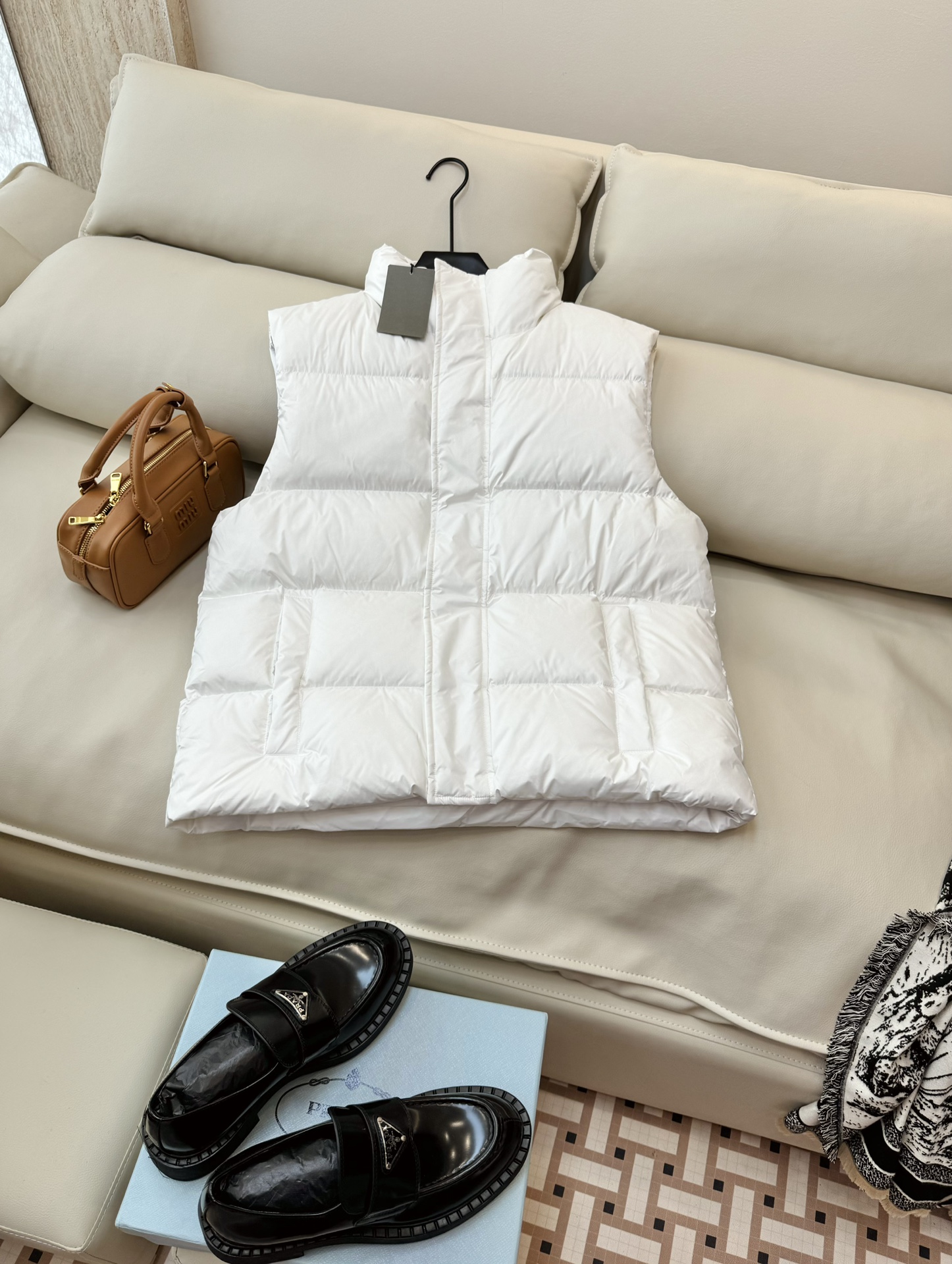 Balenciaga Paris Balenciaga Dragon Year Limited Edition Print 90% White Duck Down Vest Down Jacket White Black